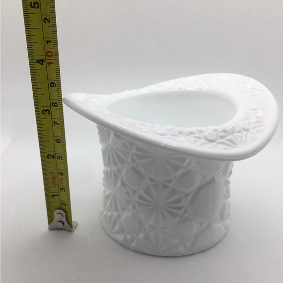 Vintage Fenton Daisy & Button Milk Glass Top Hat Vase - Picture 4 of 4